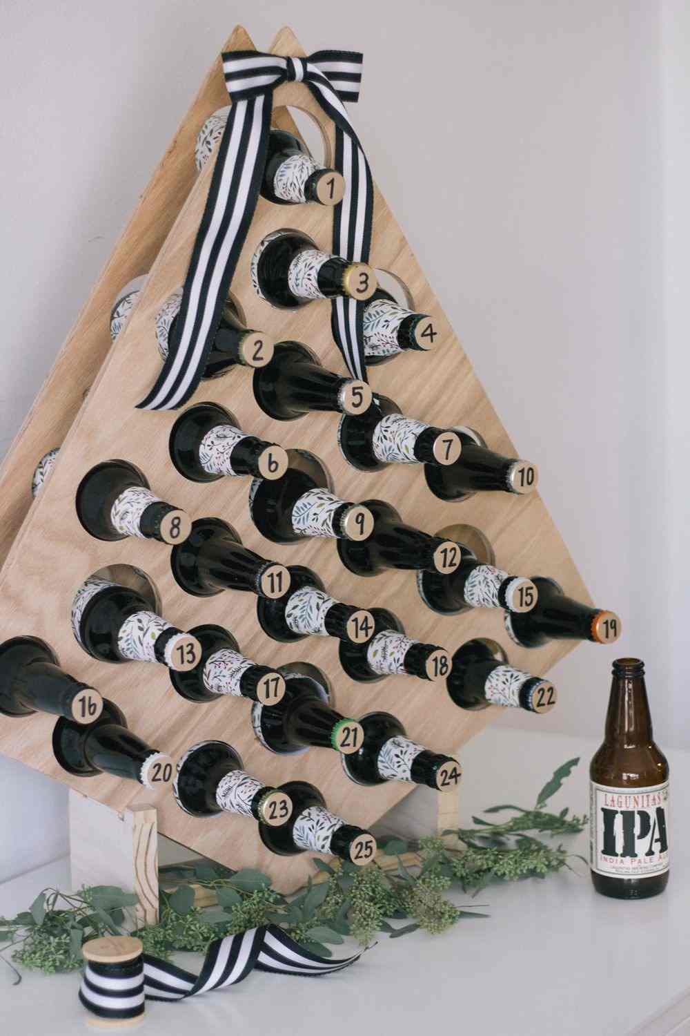 adventskalender mit bier als weihnachtsbaum aus holz