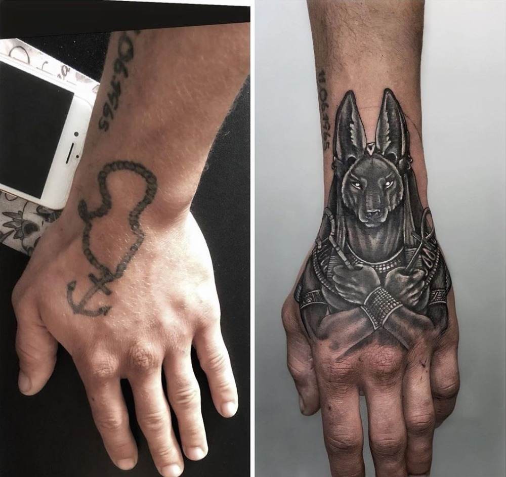 ägyptische symbole hand tattoo mann mit anubis und anker