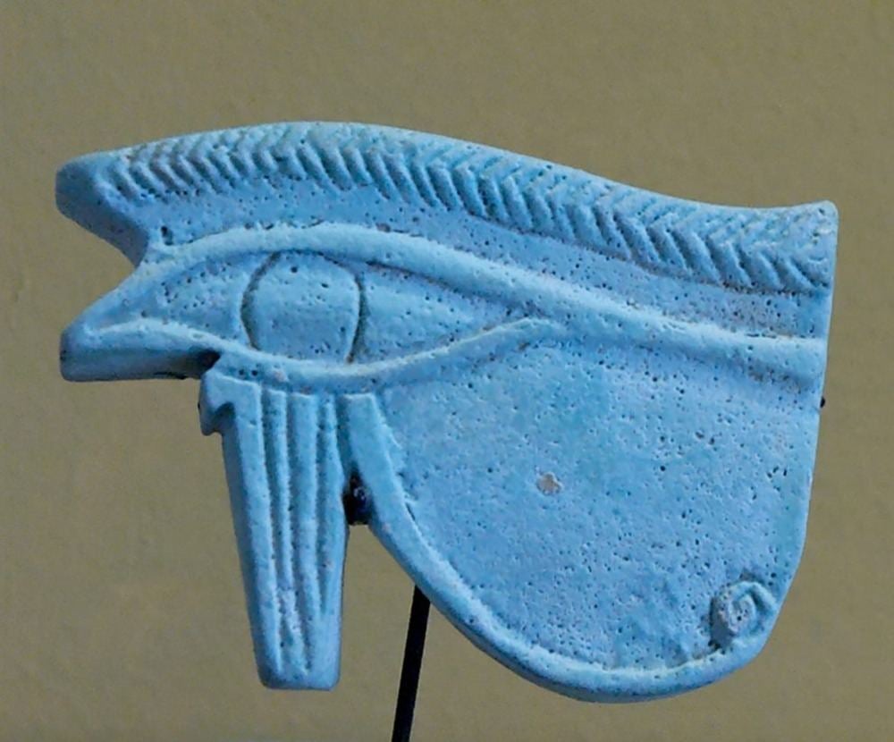 blaues stück stein repräsentiert das horus auge als exponat im historischen museum