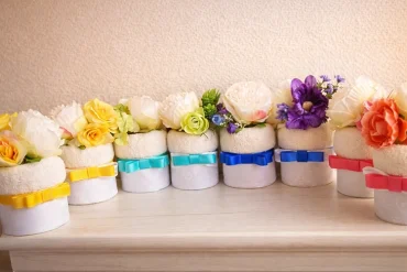 Bunte Törtchen aus Handtüchern, Schleifen und Blüten zum Verschenken