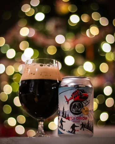 craft beer vor einem weihnachtsbaum aus einem adventskalender mit bieren