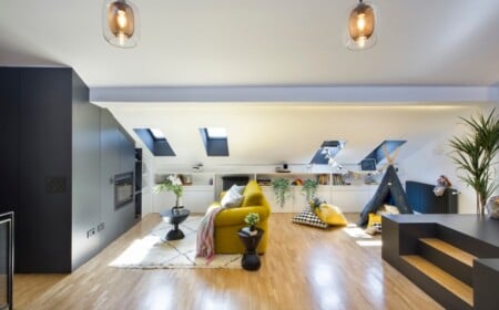 designer dachwohnung mit breitem wohnzimmer spielecke mit zelt und sofa
