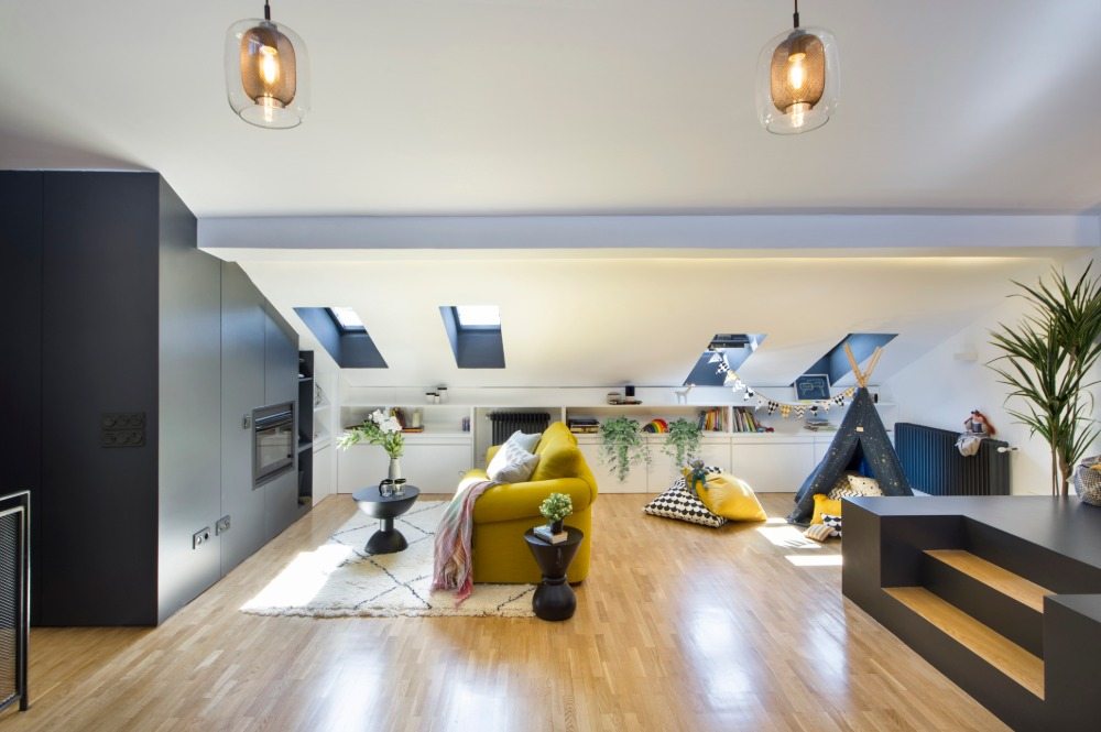 designer dachwohnung mit breitem wohnzimmer spielecke mit zelt und sofa