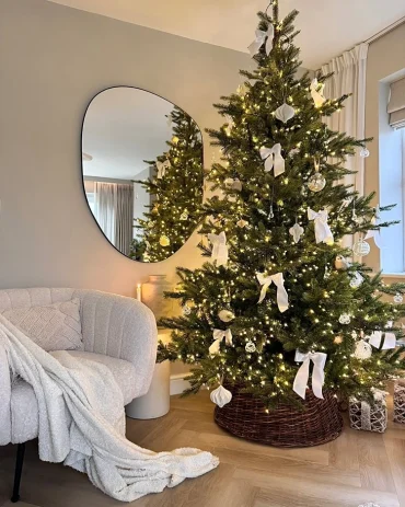 Dezenter Christbaumschmuck mit weißen Schleifen und Anhängern