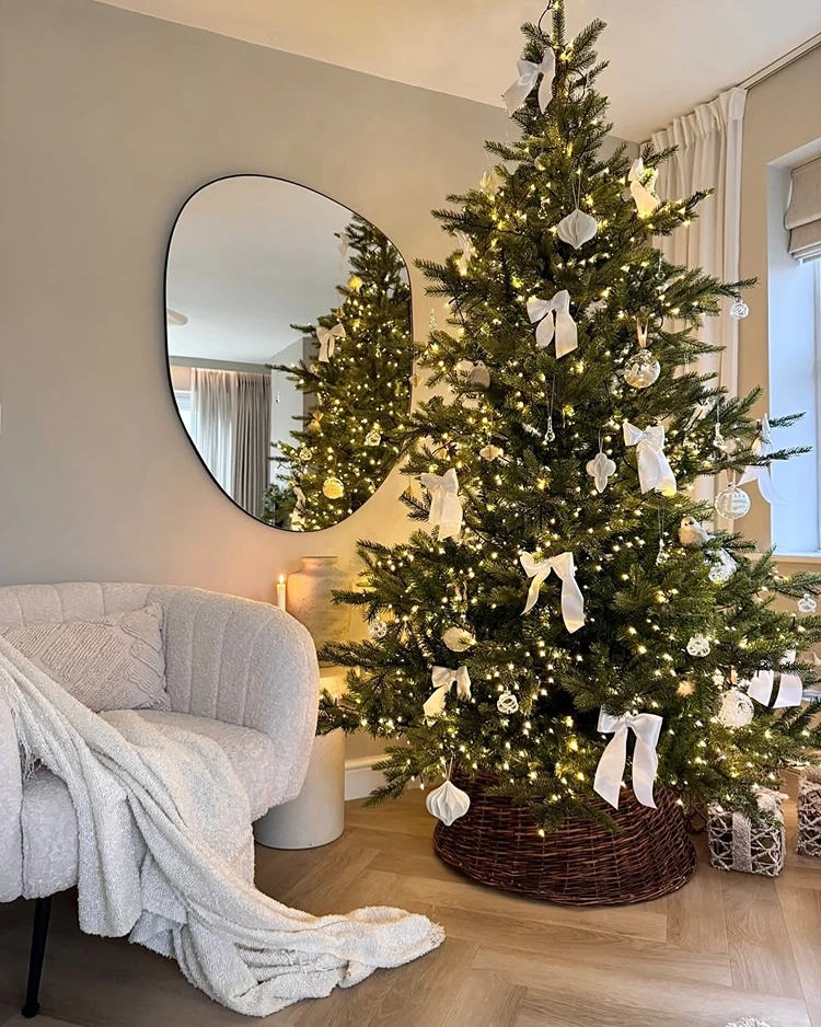 Dezenter Christbaumschmuck mit weißen Schleifen und Anhängern