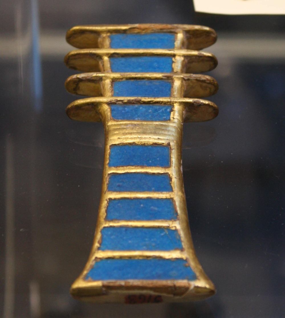 djed säule aus gold im ägyptischen museum als symbol für stärke und stabilität
