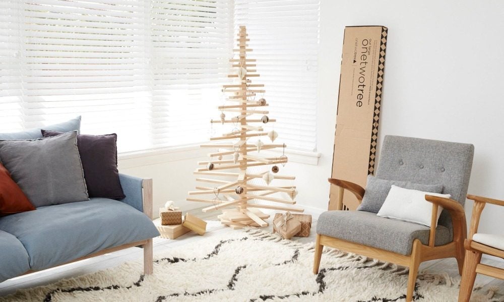 einfache bastelideen für tannenbaum aus holz mit dezenter weihnachtsdekoration in rustikalem stil