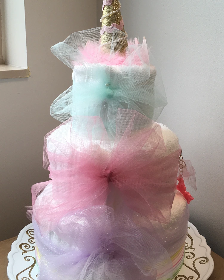 Einhorn-Torte mit Schleifen auf Tüll in Pastellfarben