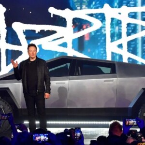 elon musk präsentiert cybertruck elektromobil auf der bühne