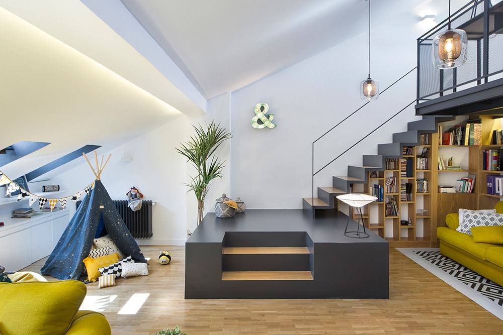 graue treppen mit holz in moderner einrichtung neben spielecke mit zelt im wohnraum