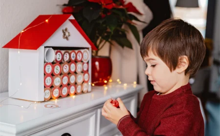 kleines kind nimmt schokolade aus handgemachtem adventskalender