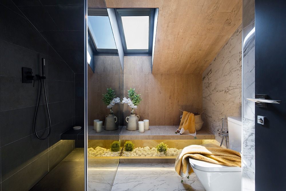 kompaktes badezimmer mit dachfenster und stilvolle getaltung