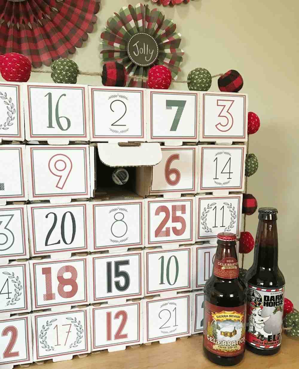 kreative diy bastelideen für bier adventskalender selbst gemacht aus karton und bierflaschen zu weihnachten