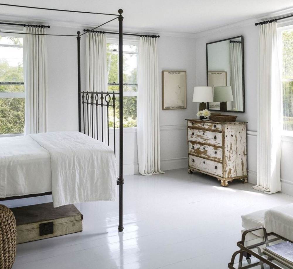 landhaus stil für schlafzimmer weißer boden aus laminat und vintage komode mit spiegel