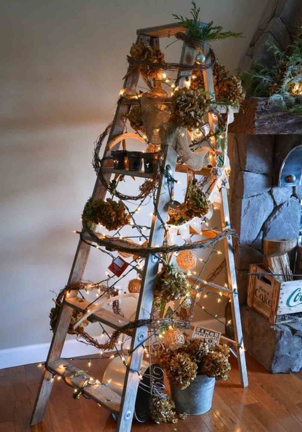 leiter als weihnachtsbaum aus holz basteln und dekorieren mit girlanden und kettenlichtern sowie tannenzapfen