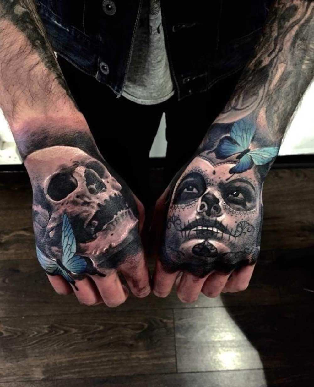mexikanisch totenkopf tattoo rechte hand und maske mit schmetterling links