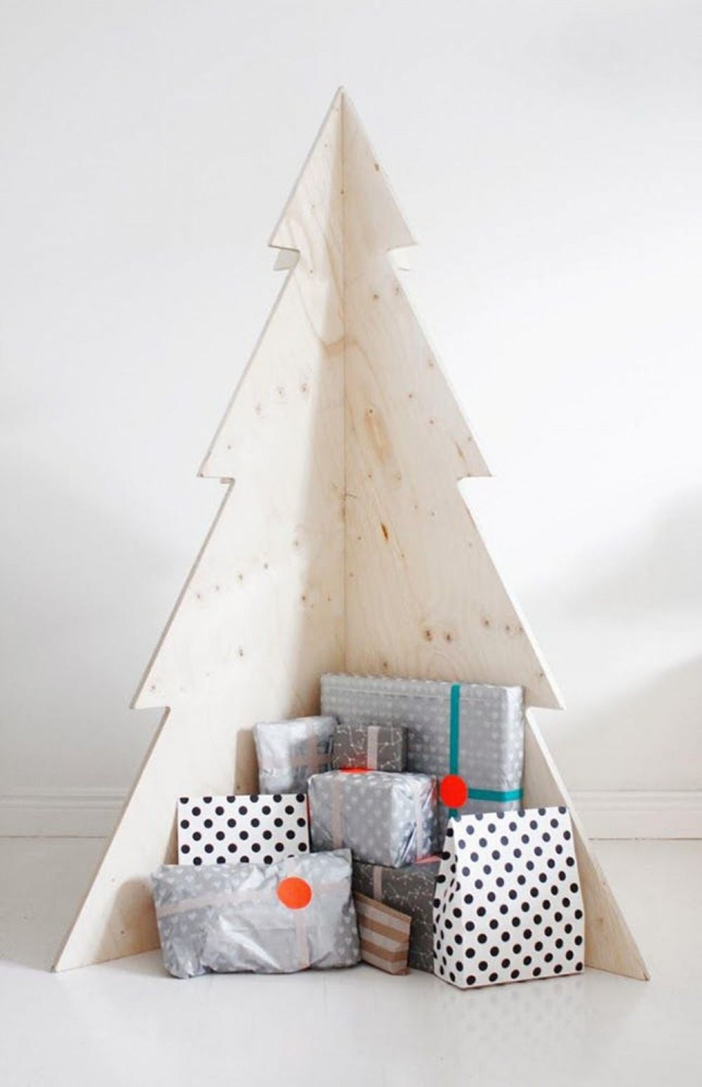 minimalistischer weihnachtsbaum sperrholz platten mit geschenken in der basis