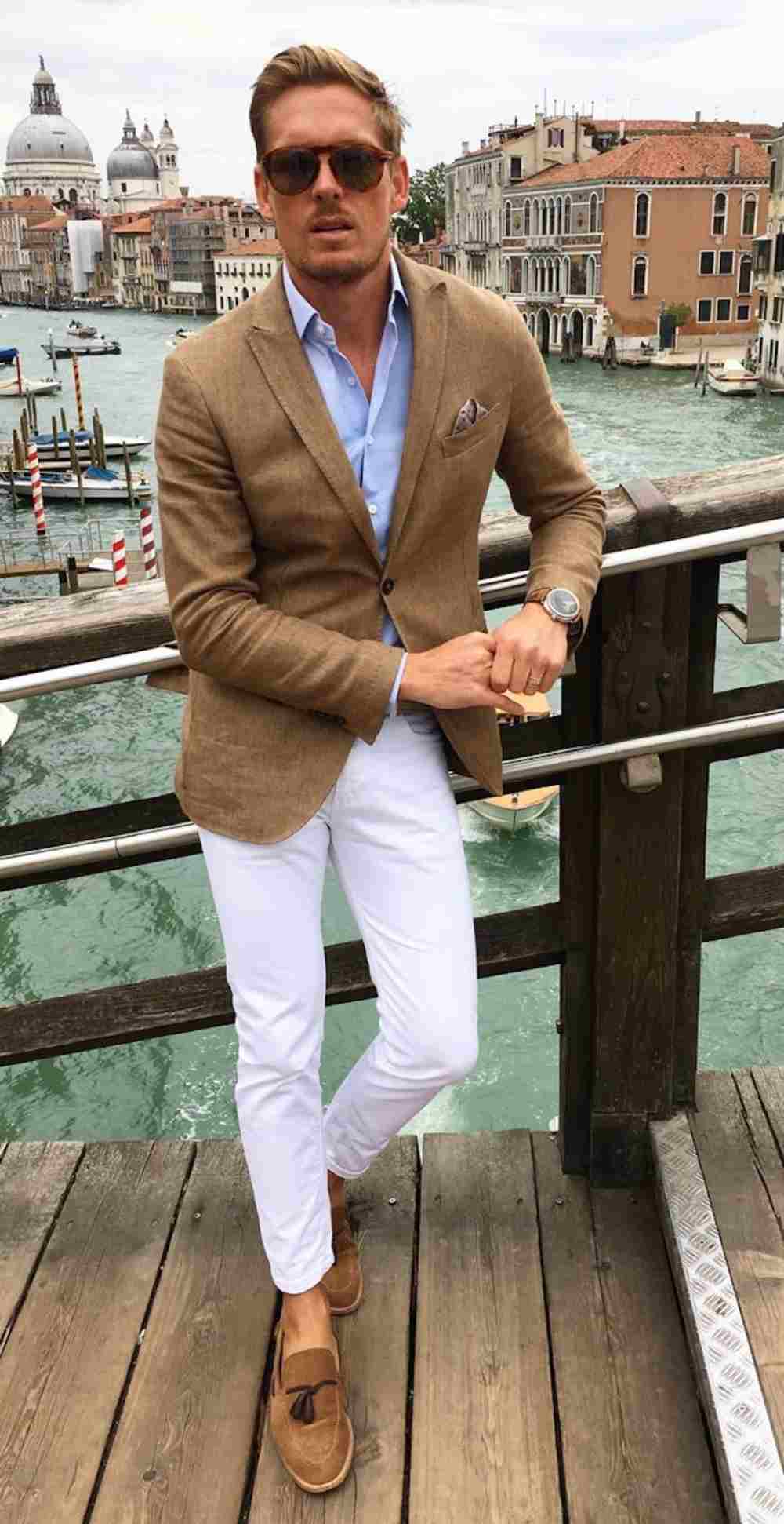 modernes outfit mann mit braunem blazer hellblauem hemd und weißer chino hose kombinieren herren