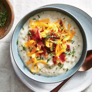 schmackhafte rezeptideen für schnelle suppe mit bestreutem käse und schinken sowie schnittlauch