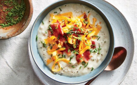 schmackhafte rezeptideen für schnelle suppe mit bestreutem käse und schinken sowie schnittlauch