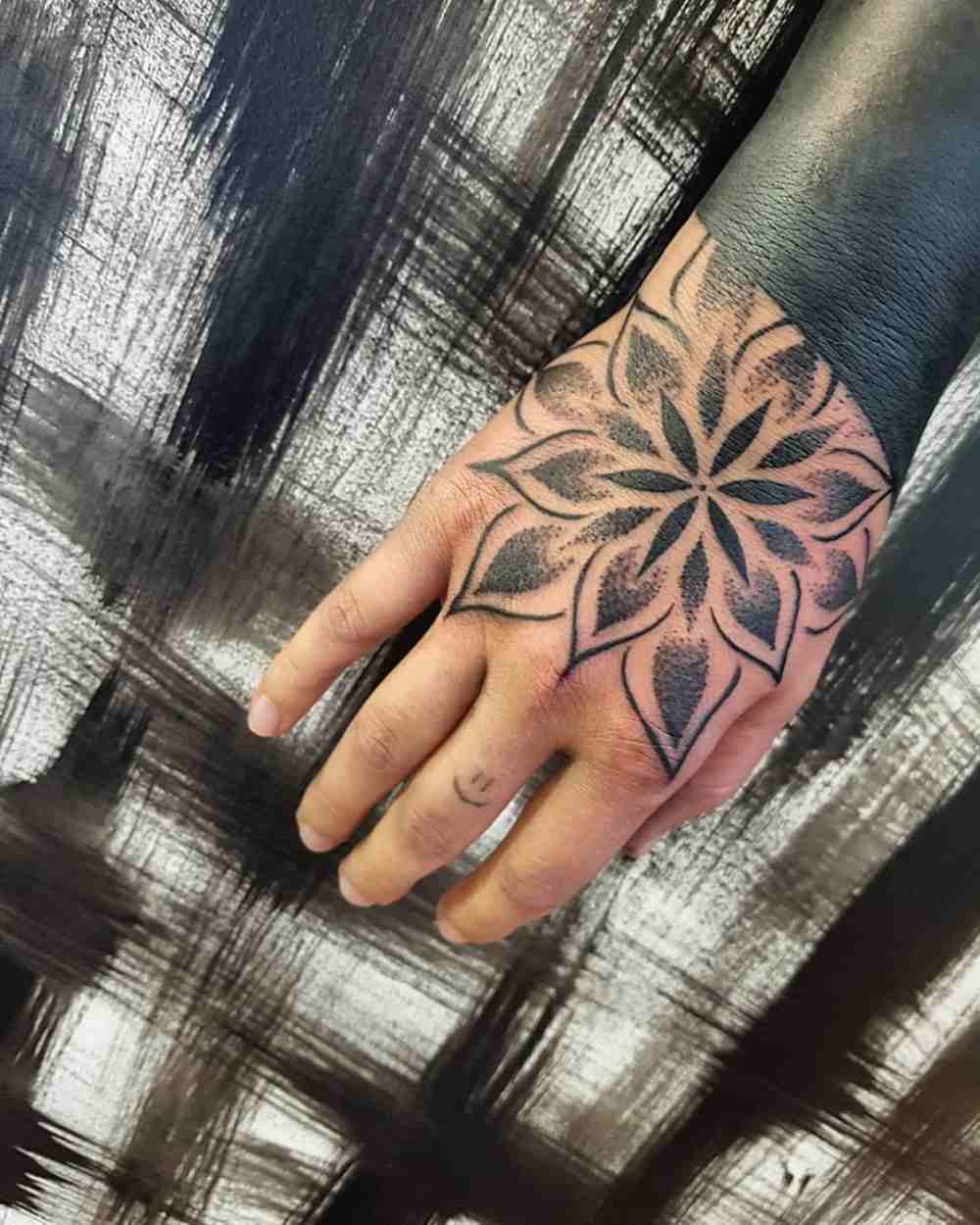 schwarze tinte für hand tattoo mann blume design