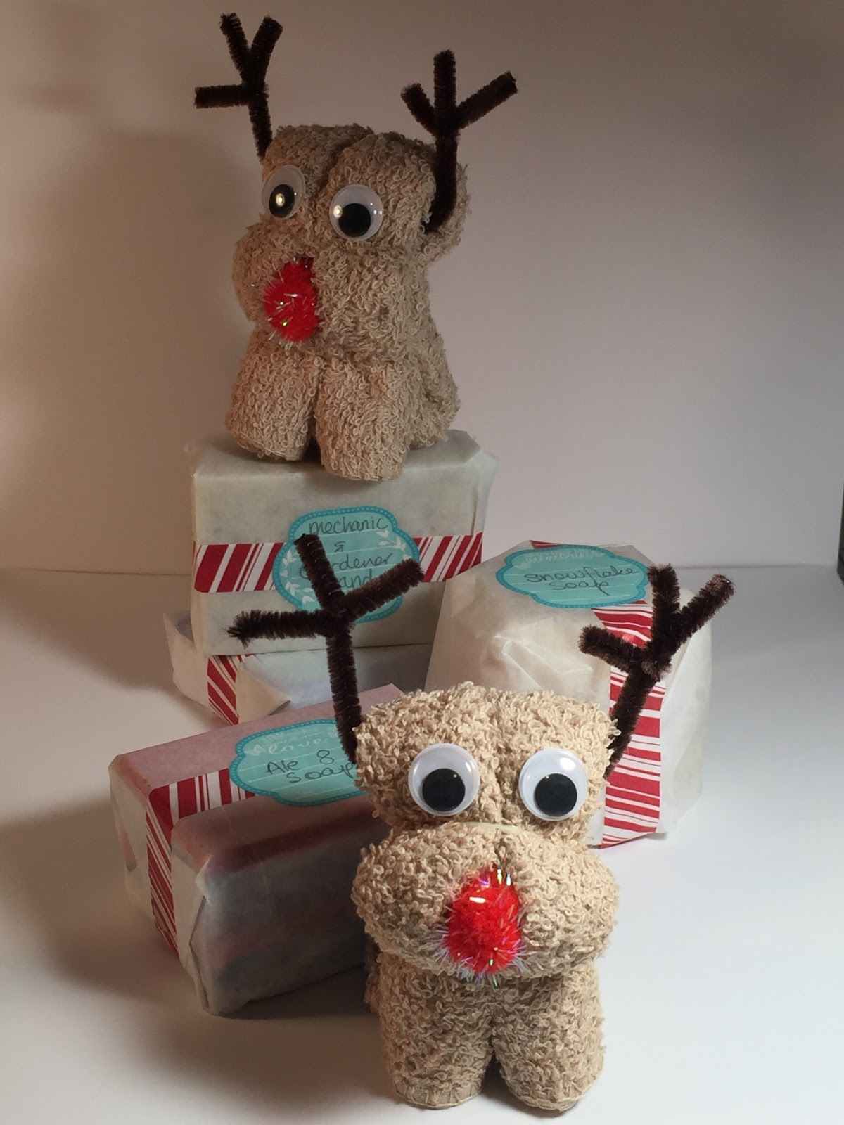 selbstgemachte Weihnachtsgeschenke für Kinder Tiere aus Handtüchern falten