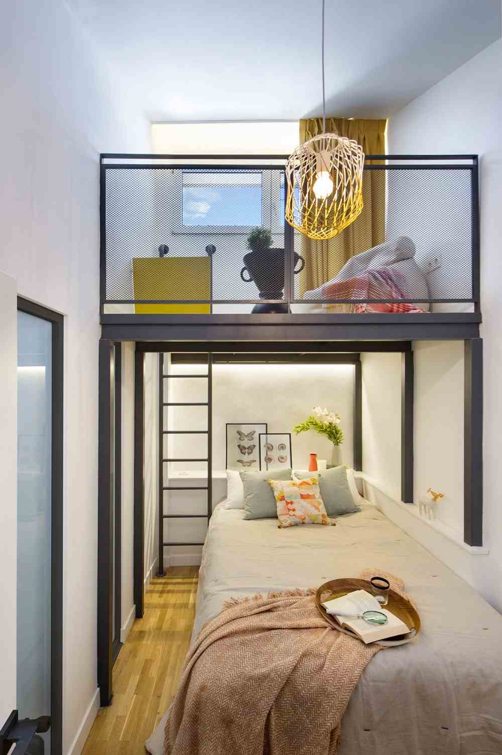 skandinavischer stil im kleinen schlafbereich mit sitzkissen und bett mit treppe