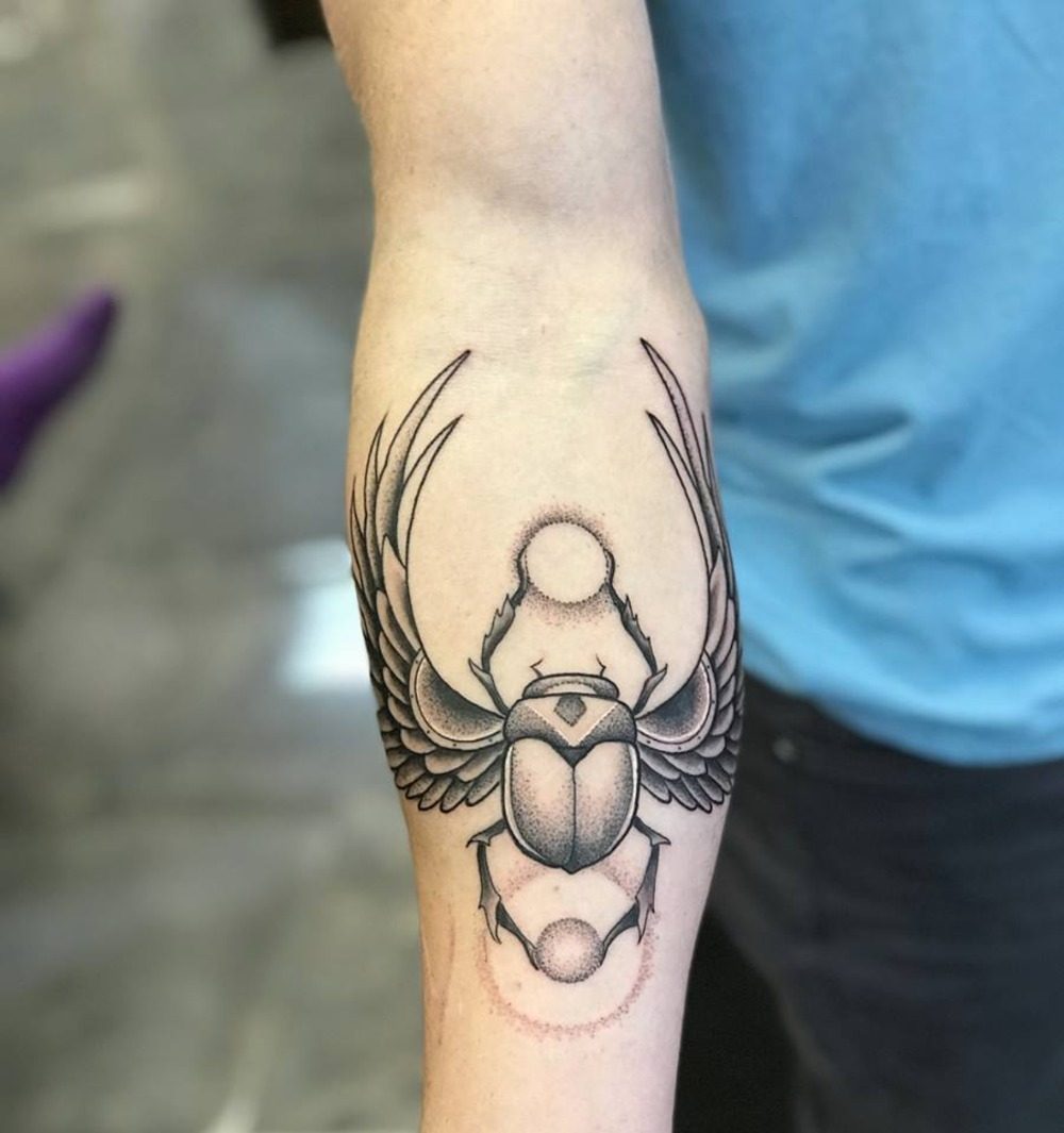 skarabäus tattoo unterarm mann minimalistisch mit symbolik ägyptisches zeichen käfer mistkäfer