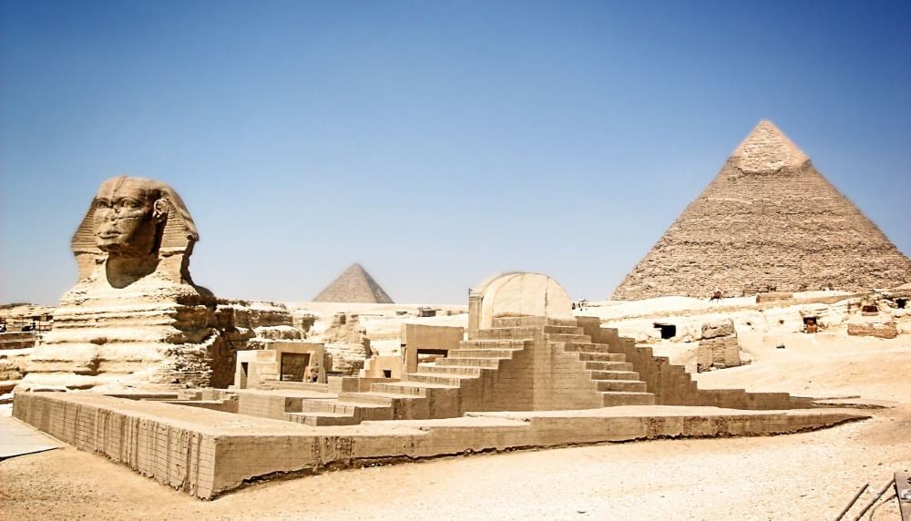 sphynx im vordergrund mit ägyptischen pyramiden im hintergrund