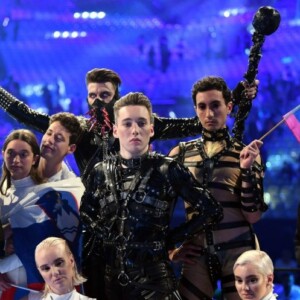 teilnehmer aus island warten auf die entscheidung bei eurovision mit bunter flagge