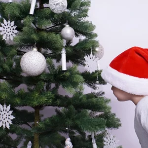 Weihnachtsbaum weiß geschmückt mit Kugeln, Sternen und Kerzen