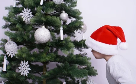 Weihnachtsbaum weiß geschmückt mit Kugeln, Sternen und Kerzen