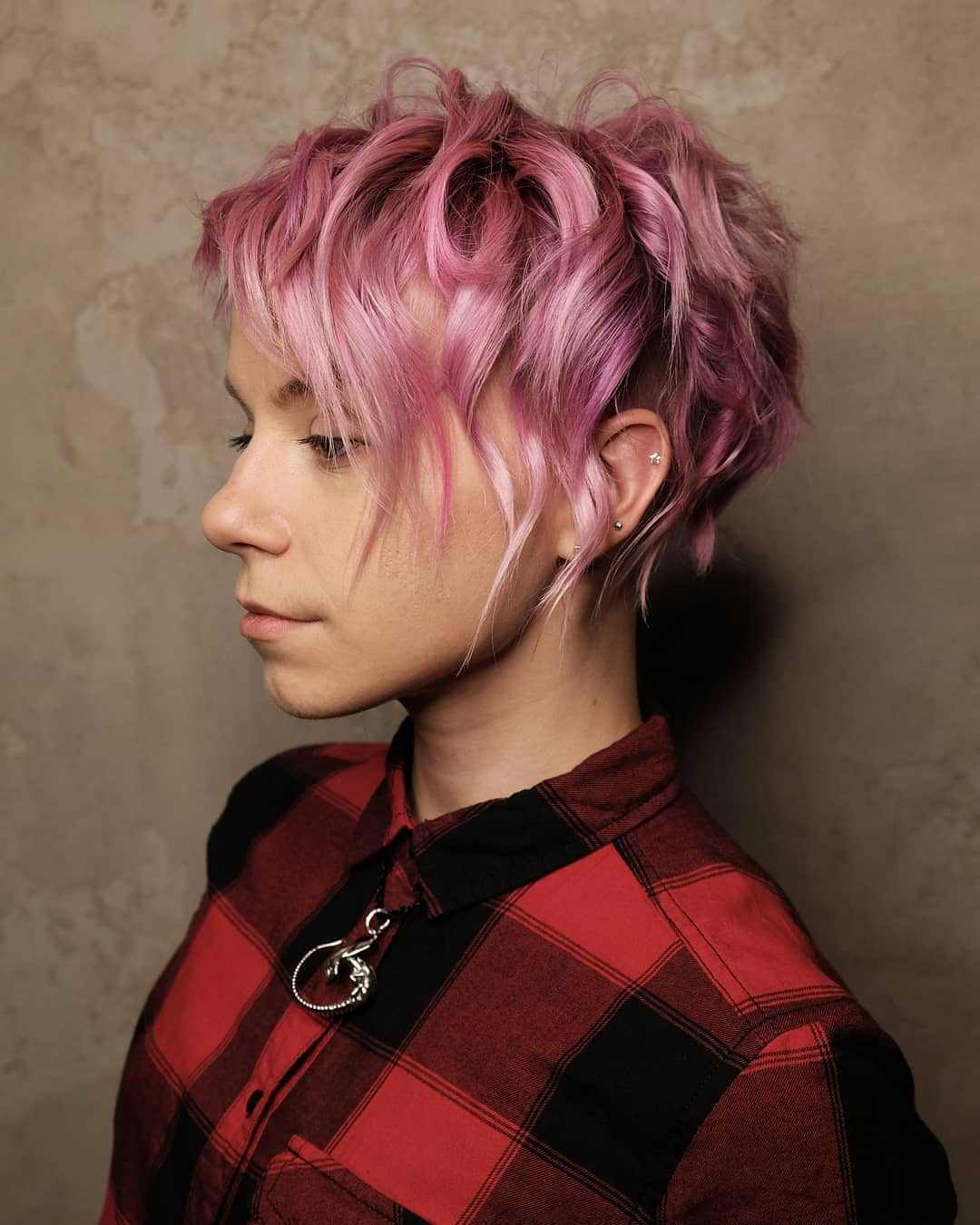 wellen kurze haare pixie haarschnitt stylen pastellrosa haarfarbe haartrends 2020