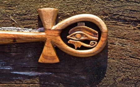 ägyptische symbole auge und ankh kreuz aus holz