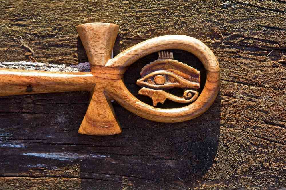 ägyptische symbole auge und ankh kreuz aus holz