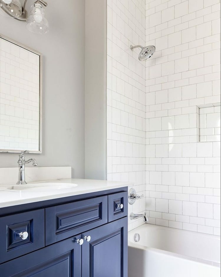 Badezimmer einrichten Tipps blauer Schrank im Bad