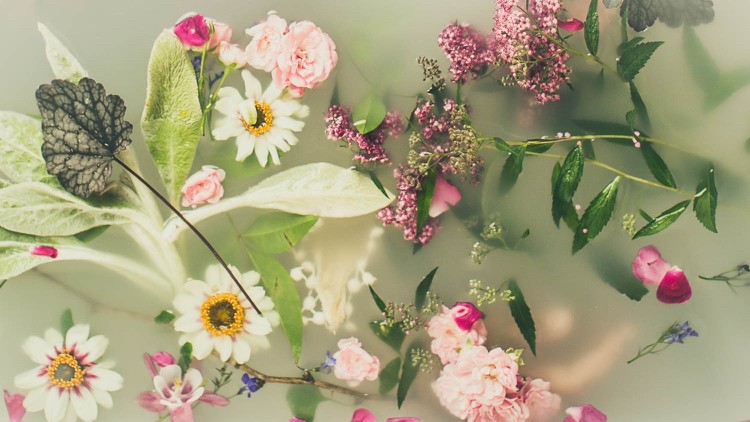 Badezusatz Muskelentspannung selber machen Kräuterbad mit Blumen