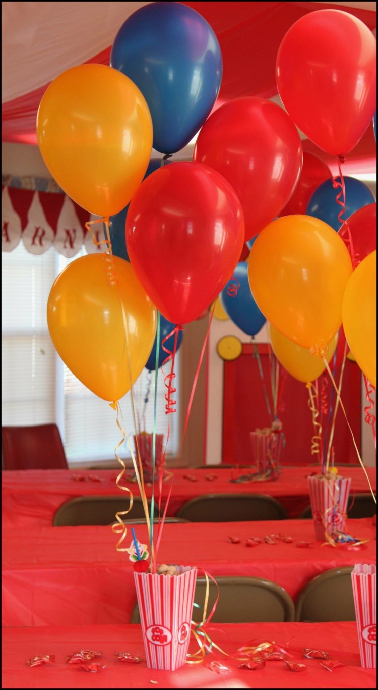 Ballons Tischdeko Ideen für Fasching Gartenparty veranstalten Dekoideen