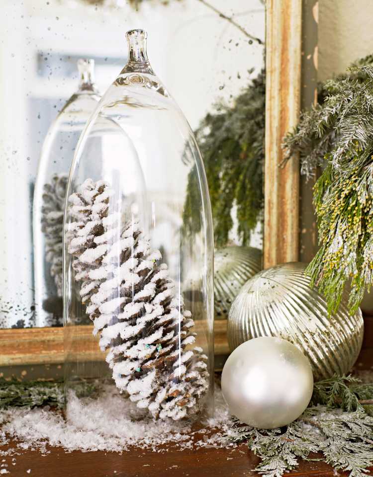 Kiefernzapfen mit Kunstschnee besprühen unter Glashaube stellen und Weihnachtsdeko im Stil Winterwunderland selber machen