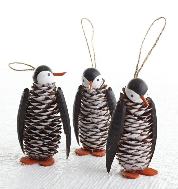 Basteln mit langen Tannenzapfen Pinguins aus Fichtenzapfen und Filz und Holzkugeln mit den Kindern selber machen
