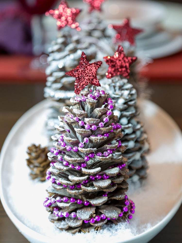 Mini Weihnachtsbaum aus Kiefernzapfen selber machen mit Stern aus Glitzerpapier verzieren
