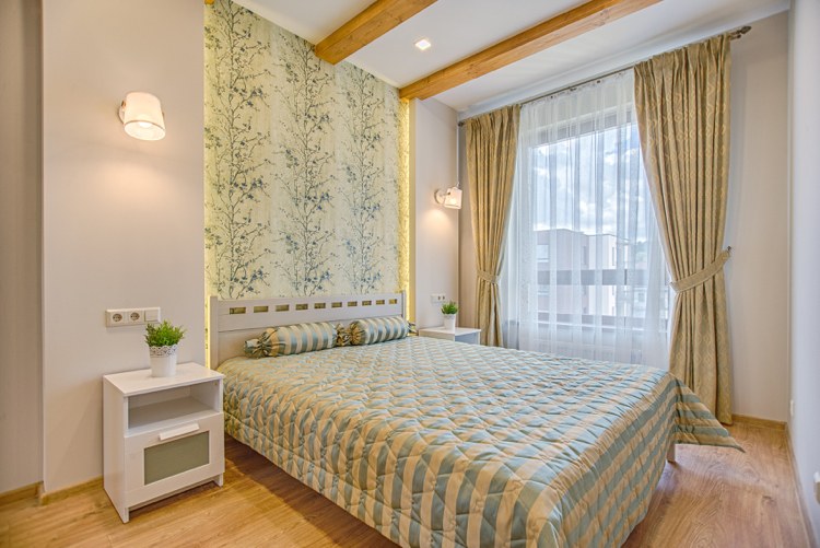 Licht im Schlafzimmer Tapeten mit Lichtstreifen beleuchten und verstellbare Wandleuchten und dimmbare Deckenleuchten kombinieren