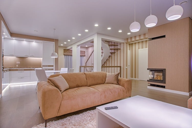 Wohnzimmer mit Essplatz und Küche direktes und indirektes Licht kombinieren