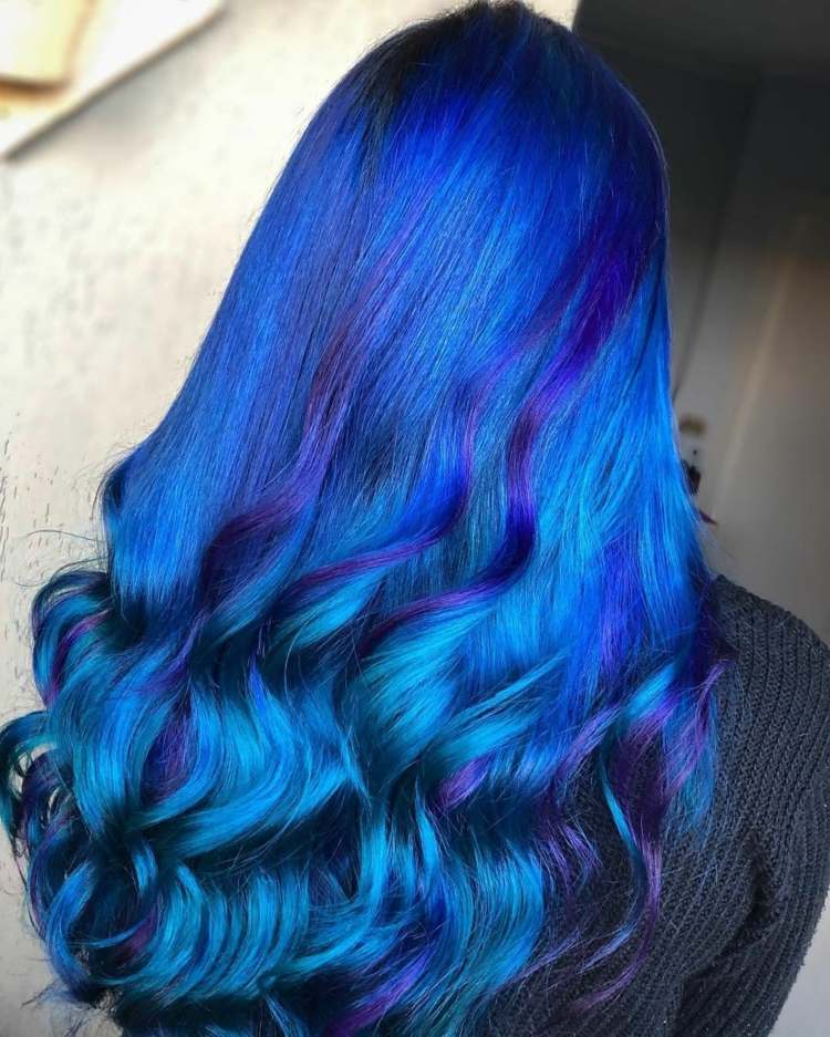 Blaue Haare Trend Farbe des Jahres 2020 Classic Blue