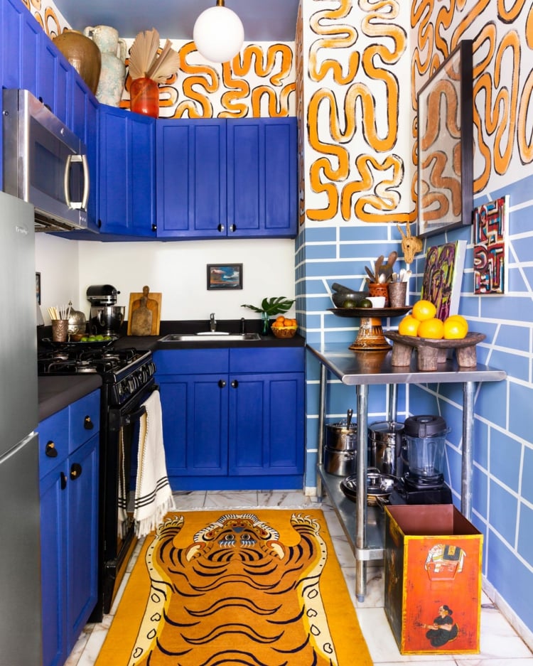 Blaue Küche schwarze Arbeitsplatte Einrichtung Trends