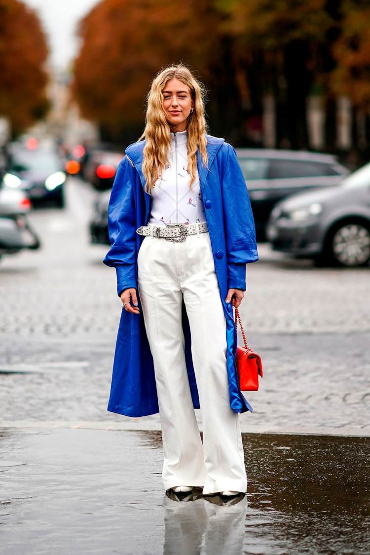 Blauer Regenmantel Outfit weiße Hosen im Winter tragen Tipps