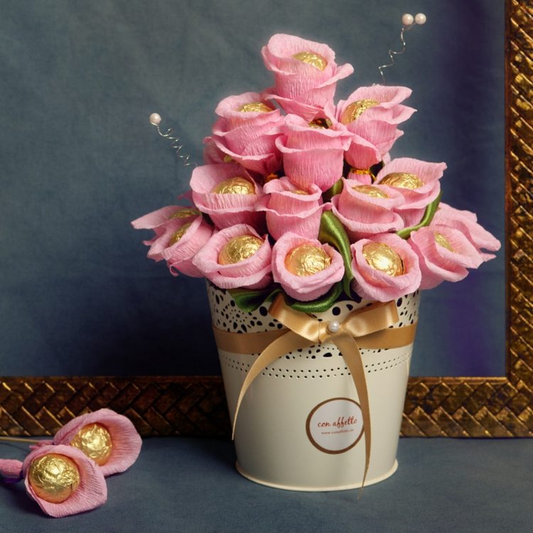 Blumenstrauß aus Pralinen selber machen DIY Anleitung lustige Weihnachtsgeschenke für Freundin