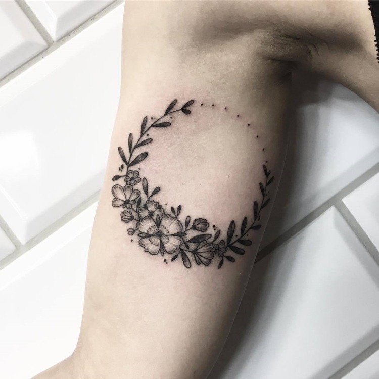 Blumentattoo Bedeutung kleine Tattoos für Frauen Oberarm