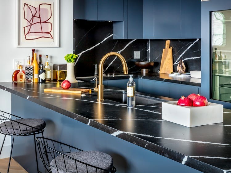 Farbe des Jahres 2020 Küche Einrichtung Trends Küchenschrank dunkelblau schwarze Arbeitsplatte