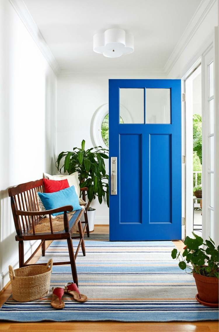 Farbe des Jahres 2020 Wohntrends Tür in blau streichen